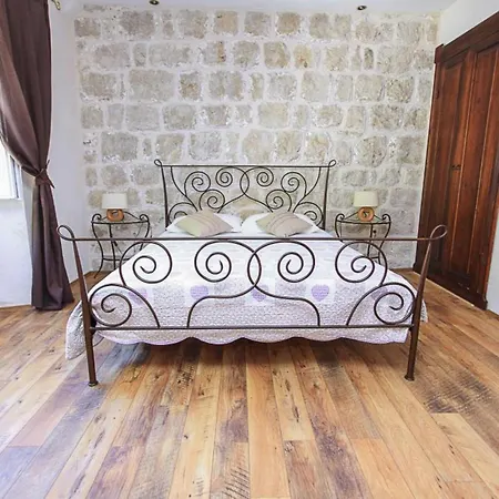 & Savonari Guest house