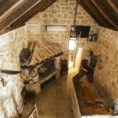 & Savonari Πανσιόν