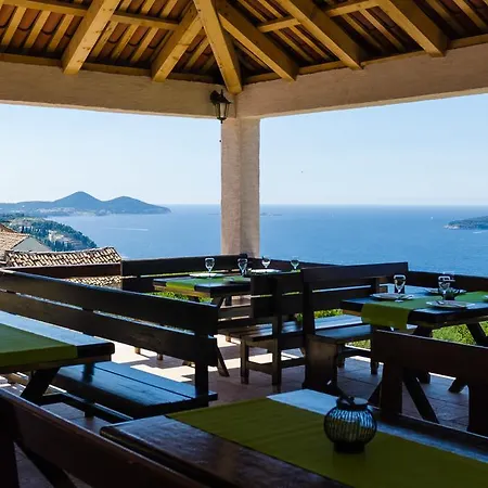 & Savonari Πανσιόν